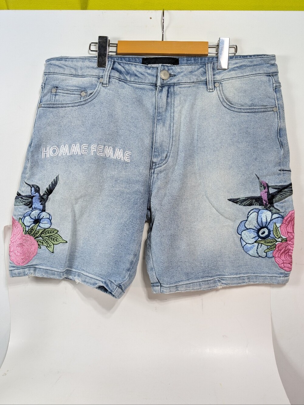 Homme Femme Denim Size 36 Embroidered Jean Shorts Floral Humming Bird NEW Jorts